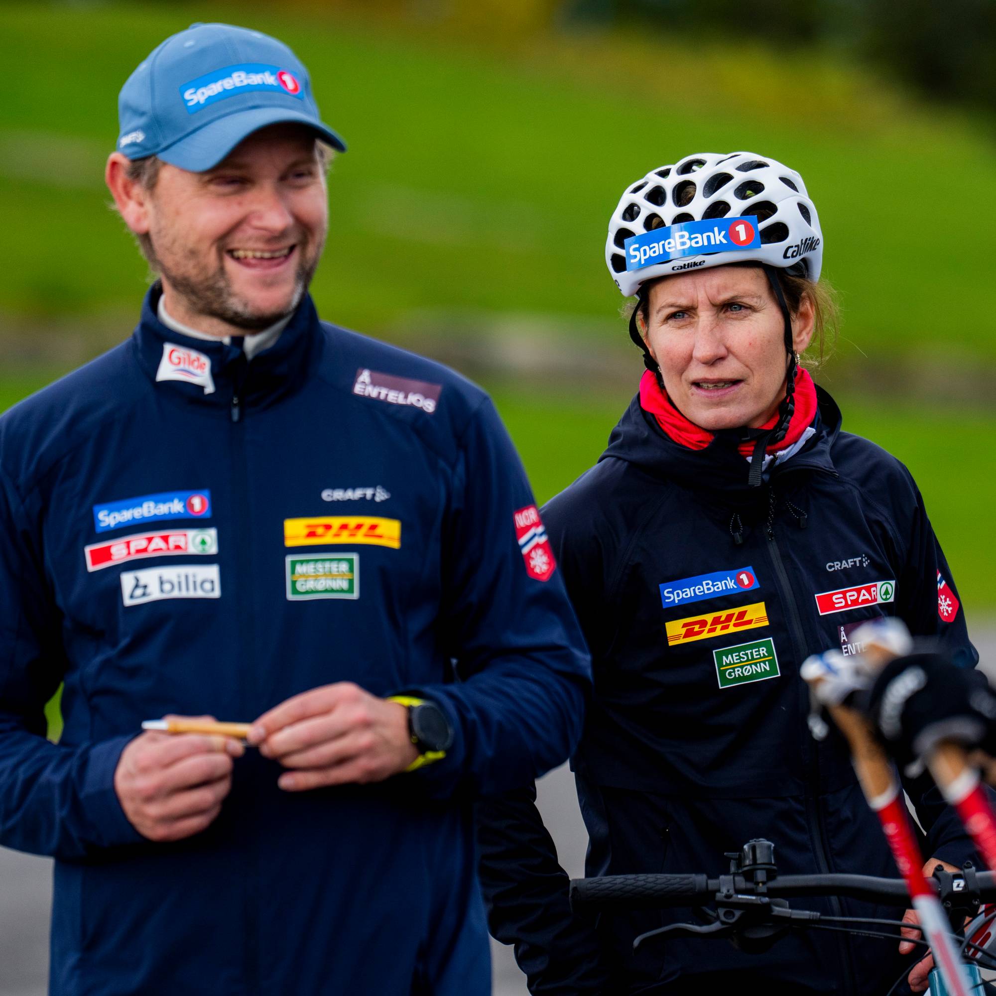 personer med caps og hjelm