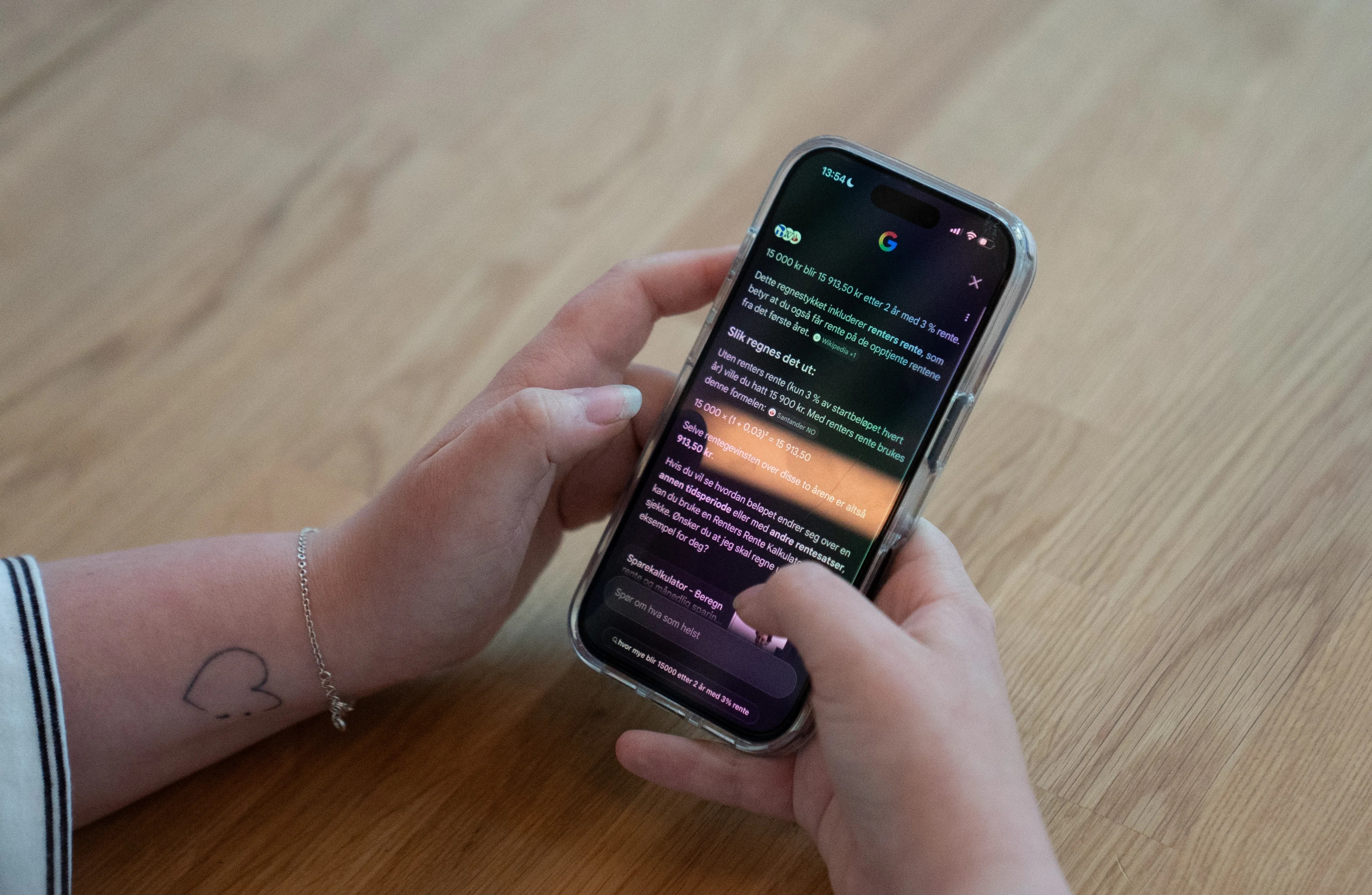 Madelen Luberth ser på mobilen sin.