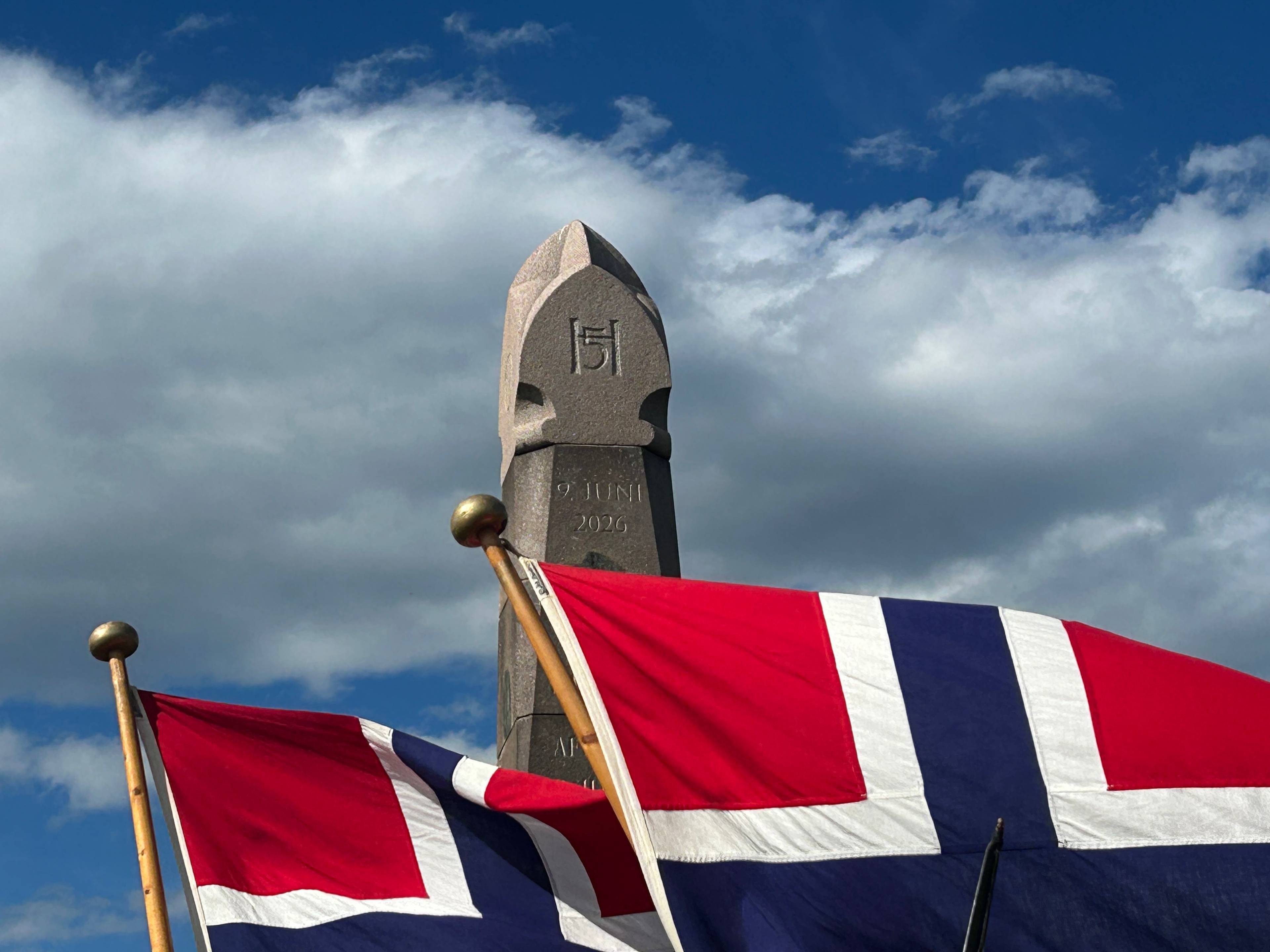 Kong Harald sitt monogram på kongebautaen i Saltstraumen.