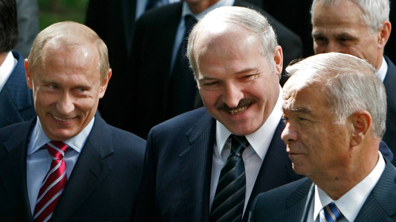 Putin og Lukasjenko i samtale med presidenten i Usbekistan, Islam Karimov, på ein tur i 2007.