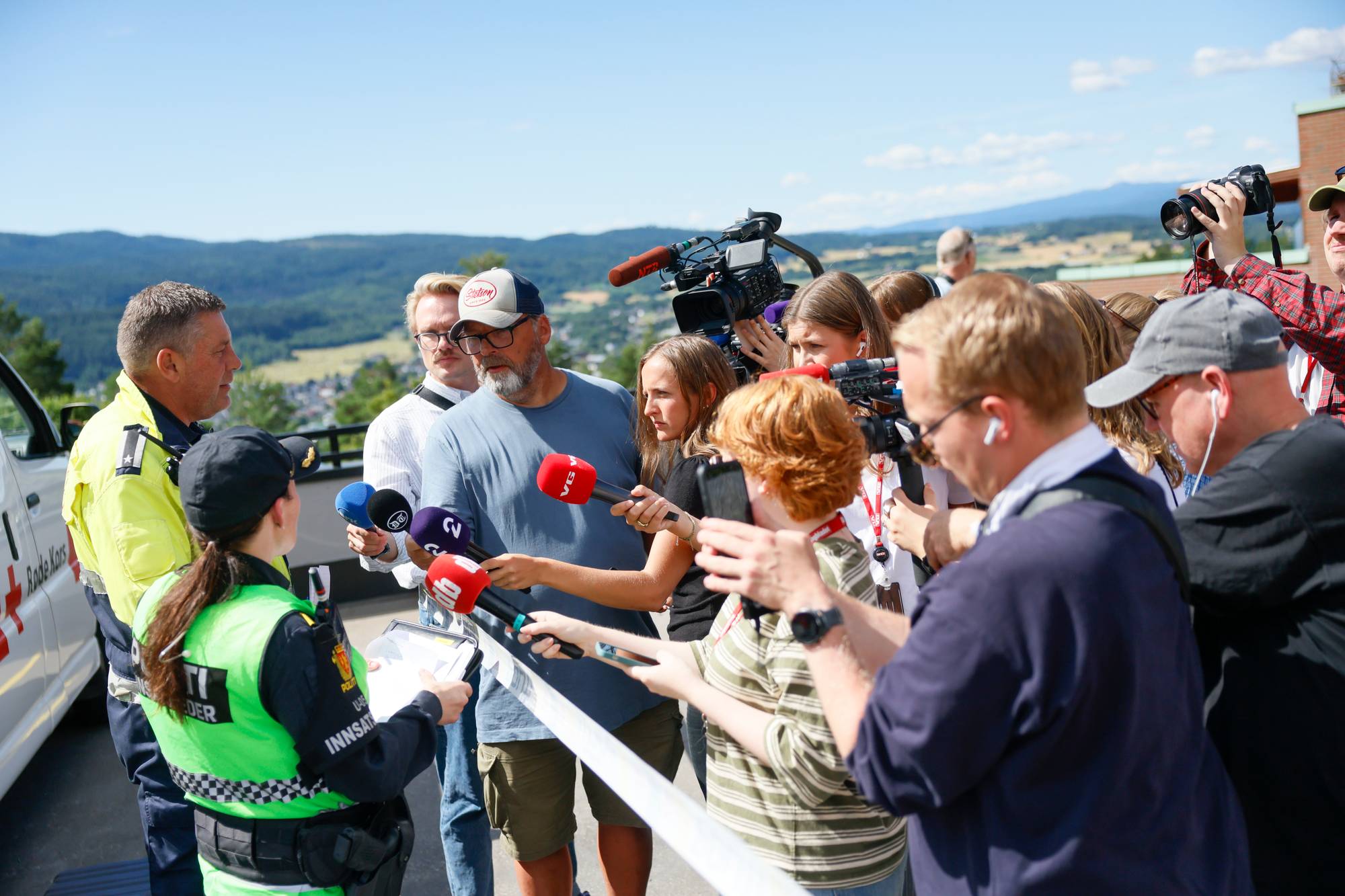 Politiet gir en uttalelse til presse og journalister utendørs. 