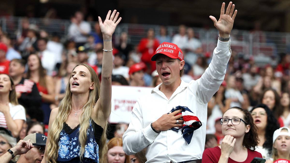 Lovsong og tårer før minnesmarkeringa for Charlie Kirk