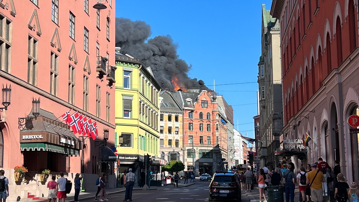 Brann i Oslo sentrum – sperrer område og evakuerer