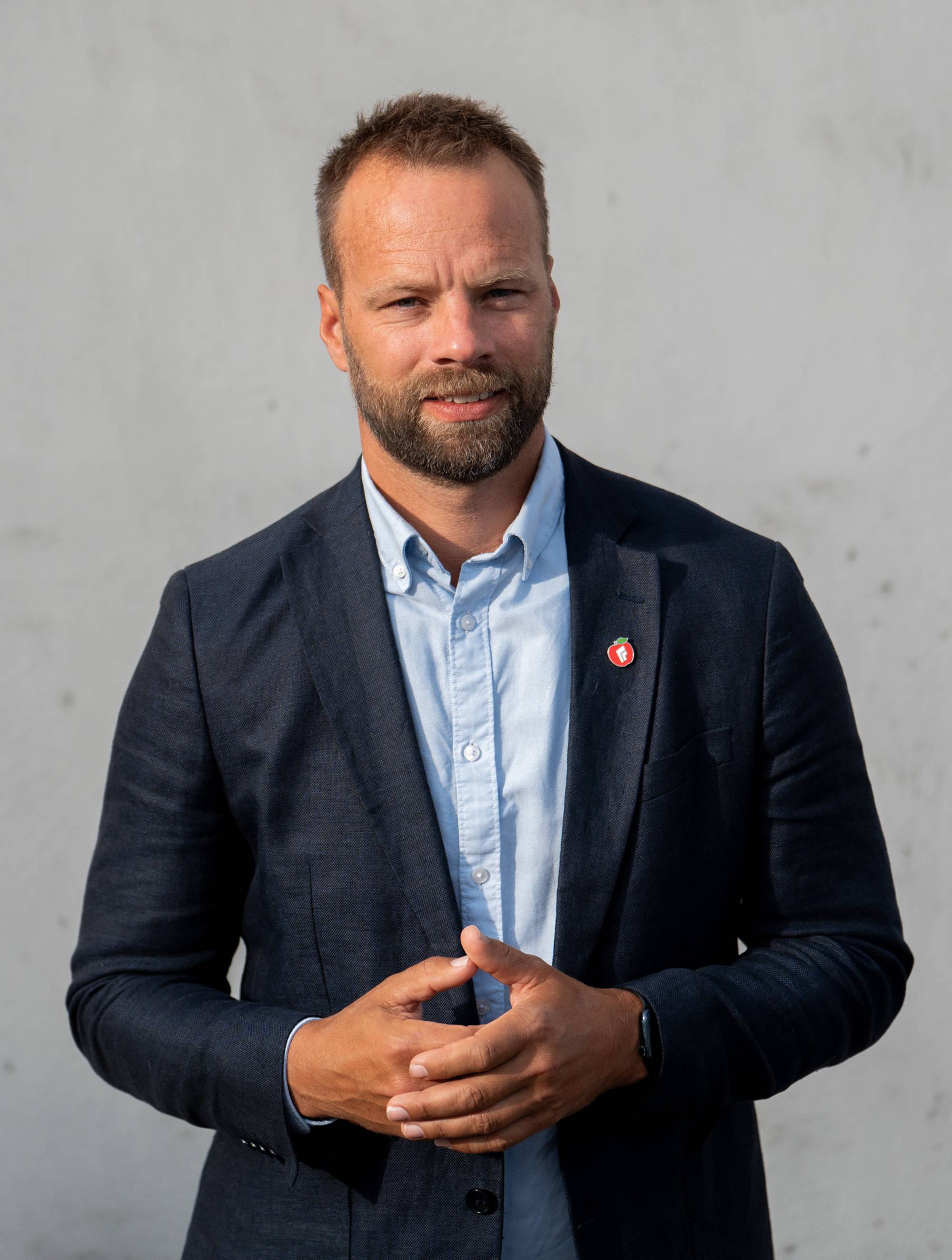 en mann i dress (Bildebeskrivelsen er laget av en KI-tjeneste)
