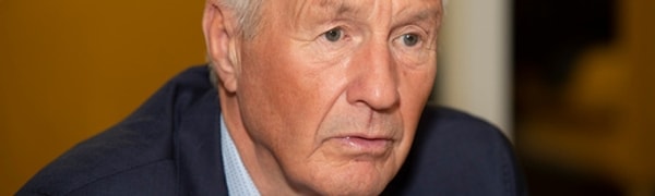 Thorbjørn Jagland - nærbilde av mann med grått hår, blå jakke og lyseblå skjorte