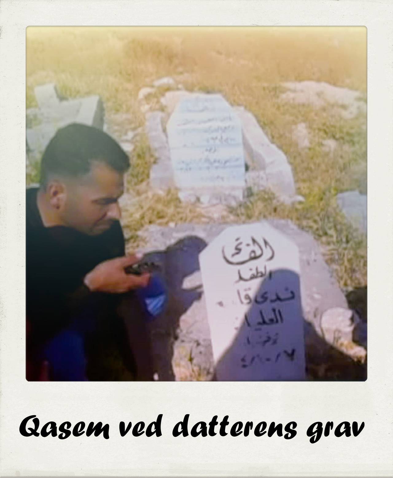 Qasem ved datterens grav