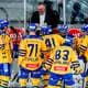 Lise Åserud / NTB Et ishockeylag i gule og blå drakter står samlet med treneren bak. Spillere med nummer 71, 83 og 41 er synlige. De står på isen under en kamp. (Bildebeskrivelsen er laget av en KI-tjeneste)