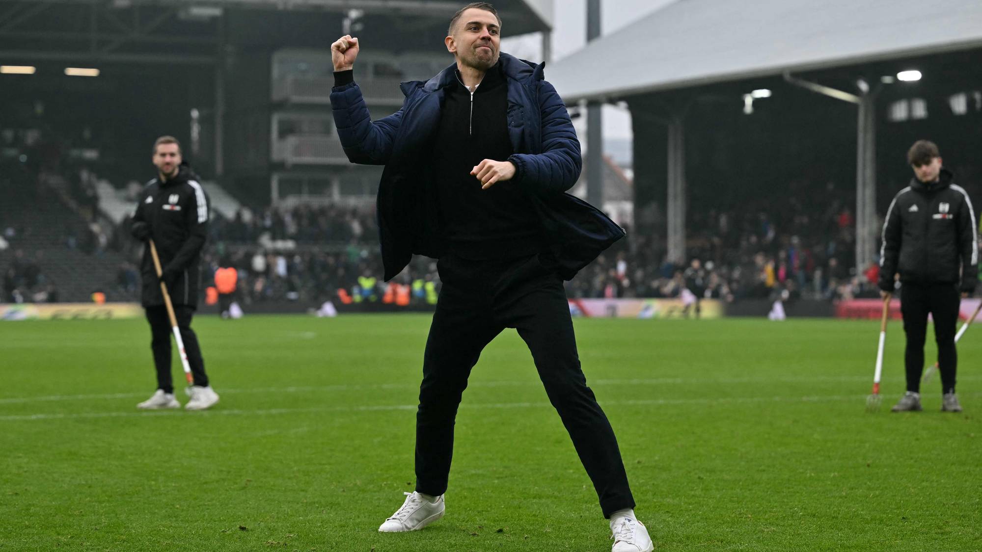Fulham-trener Marco Silva jubler med knyttet neve på en fotballbane. (Bildebeskrivelsen er laget av en KI-tjeneste)