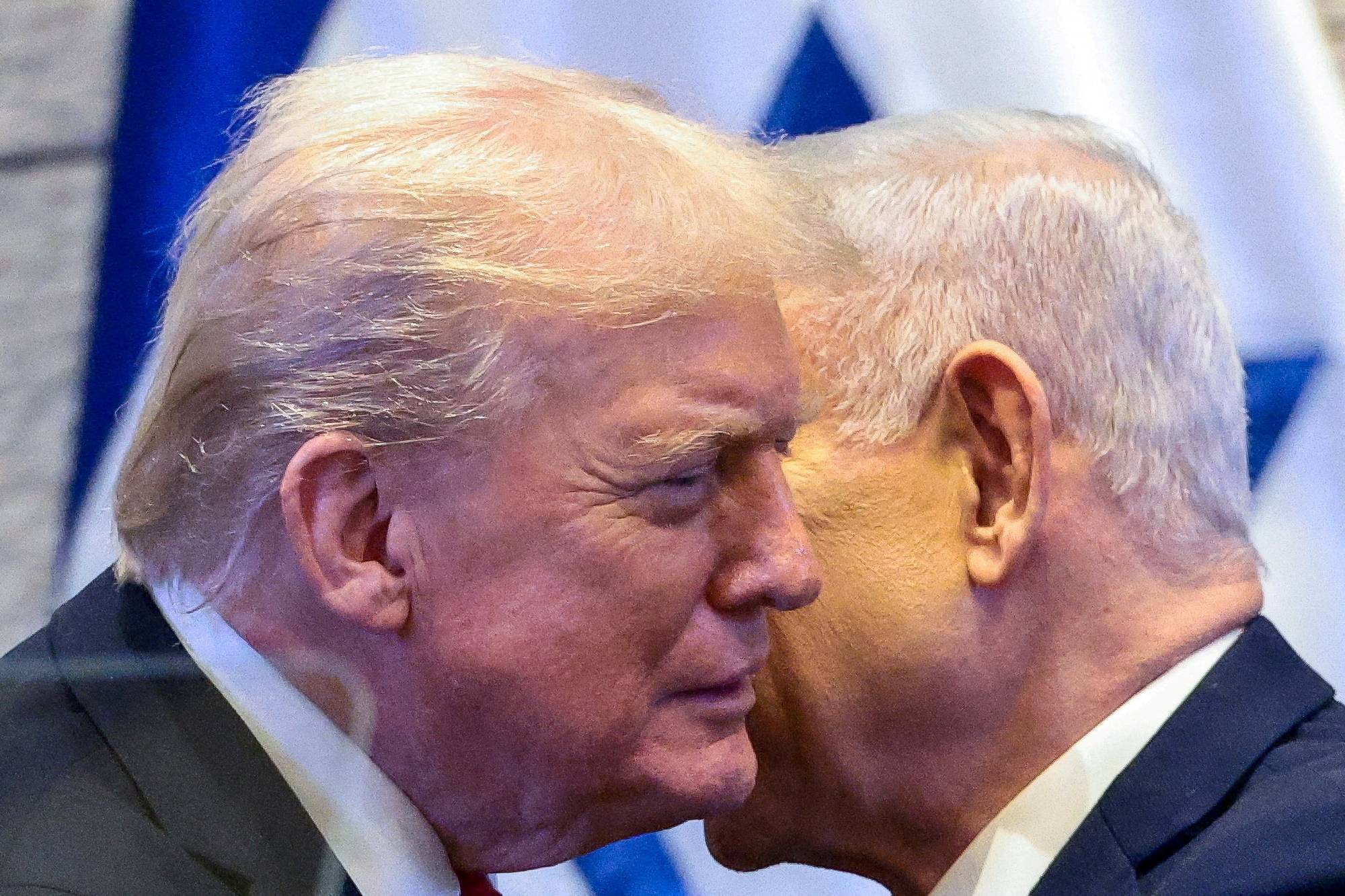 Bilde av Donald Trump og Benjamin Netanyahu med israelske flagg i bakgrunnen. Det er et NTB-vannmerke over bildet. (Bildebeskrivelsen er laget av en KI-tjeneste)