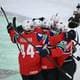 SEBASTIEN BOZON / AFP,NTB En gruppe ishockeyspillere feirer en scoring. Spillerne har på seg røde drakter med norske flagg på hjelmene. En TV-kameramann filmer i bakgrunnen. (Bildebeskrivelsen er laget av en KI-tjeneste)