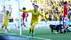 Mats Torbergsen / NTB En fotballspiller i gult jubler etter å ha scoret mål. En keeper i svart ligger nede på gresset. I bakgrunnen sitter publikum på tribunen. (Bildebeskrivelsen er laget av en KI-tjeneste)