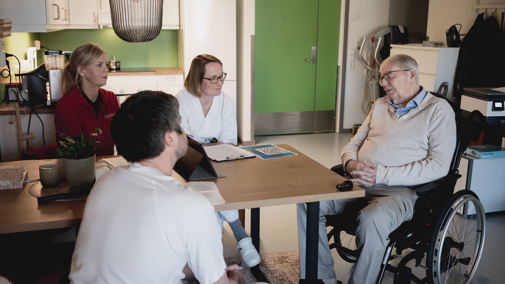 Pasient Steinar Bungum, Cathrine Fyksen (sykepleier og prosjektleder, VIP-prosjektet, Sykehuset Innlandet) og Roy O. Bekkeseth (overlege og akutt- og mottaksmedisiner, Sykehuset Innlandet (Lillehammer))
