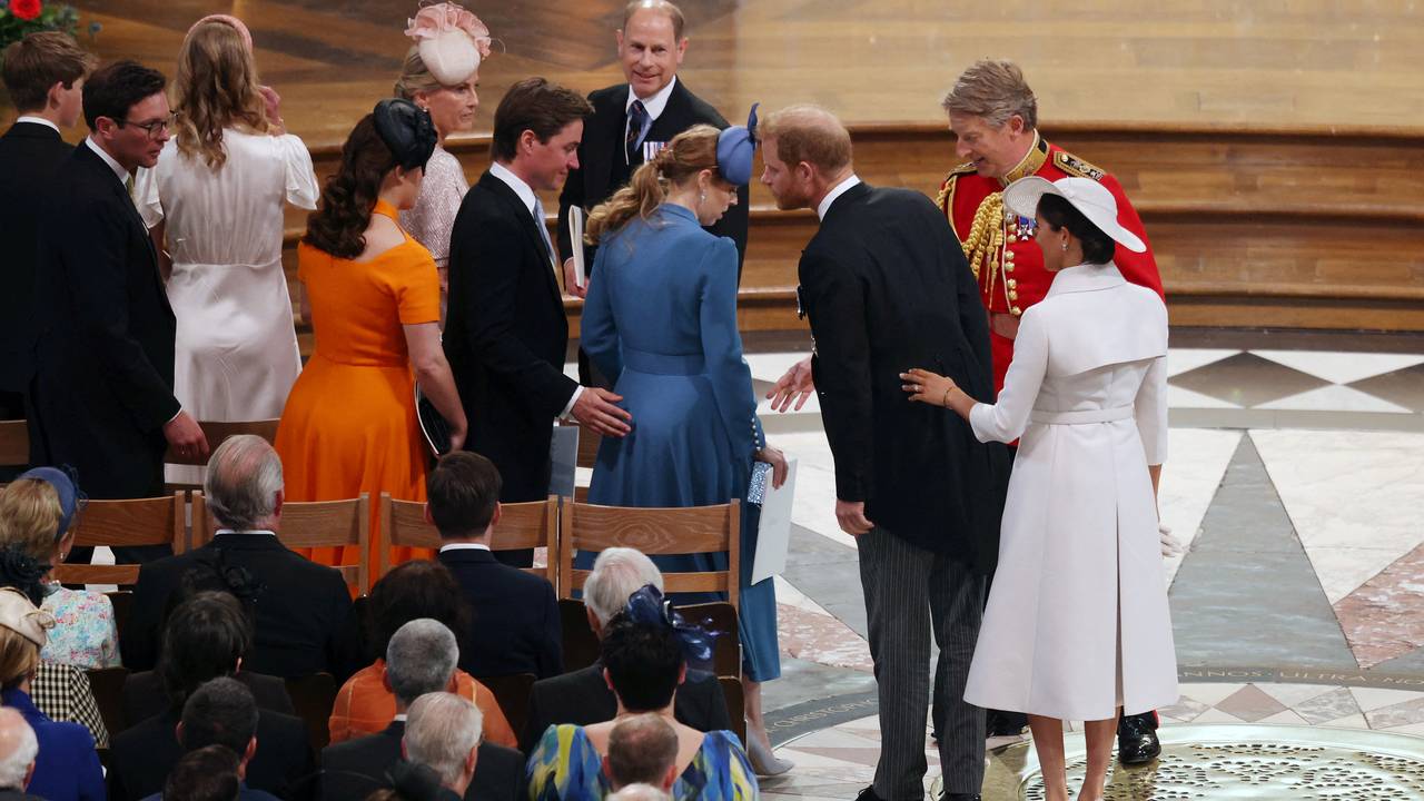 Prins Harry med en kommentar til sin kusine, prinsesse Beatrice. Bak følger hennes ektemann Edoardo Mapelli, kusinen prinsesse Eugenie og ektemannen Jack Brooksbank.