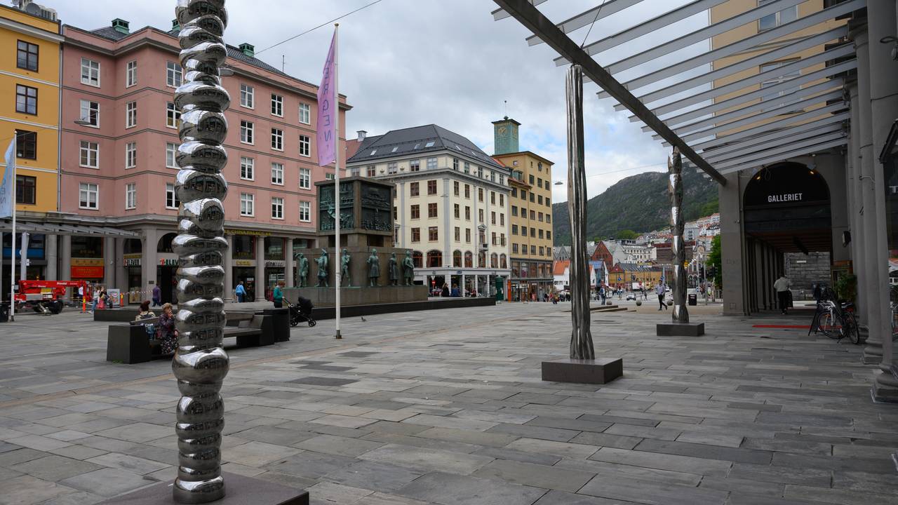 Nye stålsøyler laget av kunstner Bård Breivik pryder Torgallmenningen i Bergen fra og med sommeren 2020.