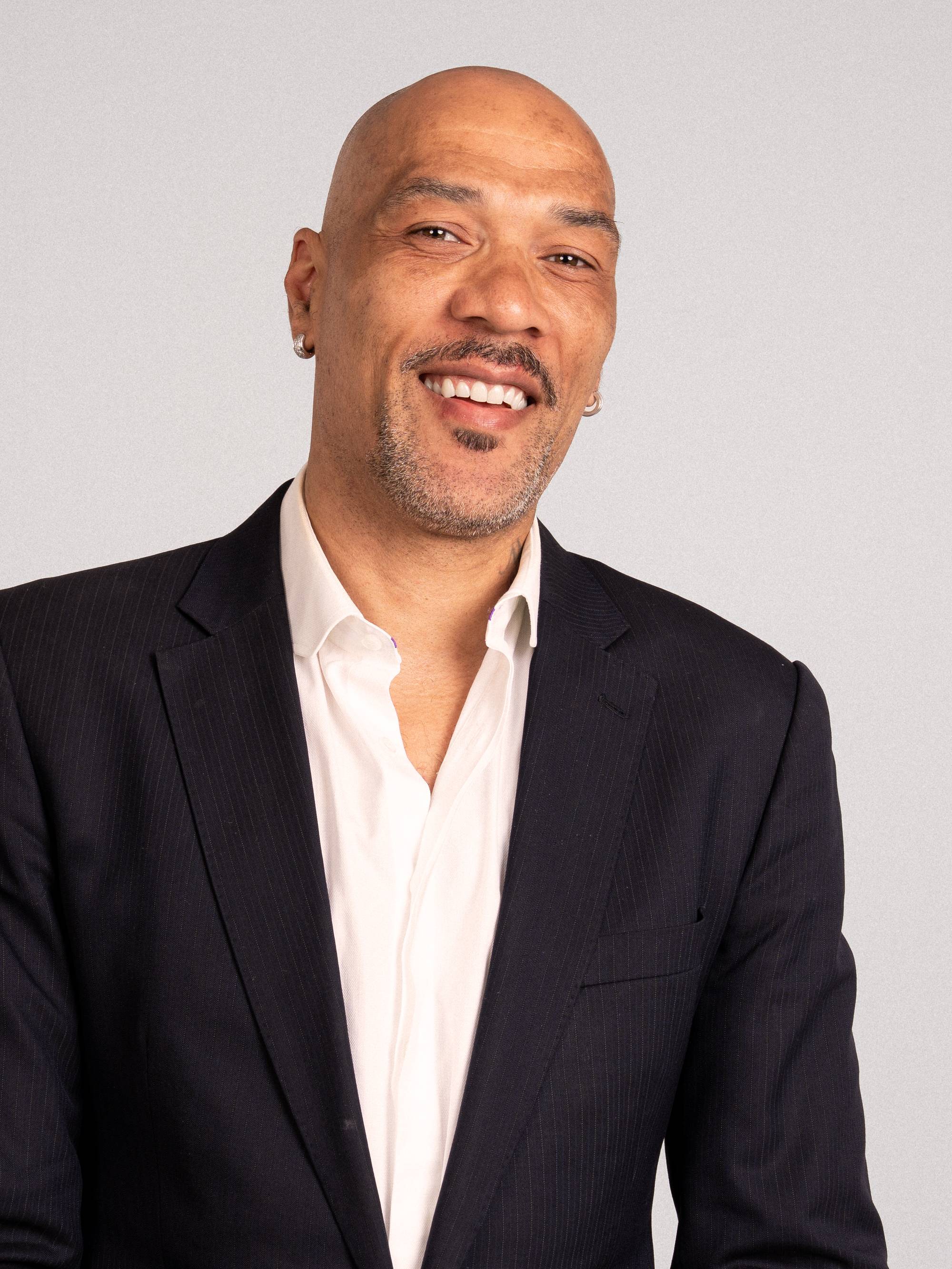 John Carew som smiler. Bilde tatt i forbindelse med at han presenteres som NRKs nye fotballekspert. 