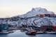 Håkon Benjaminsen Havnen i Nuuk, Grønland, med store fjell i bakgrunnen.