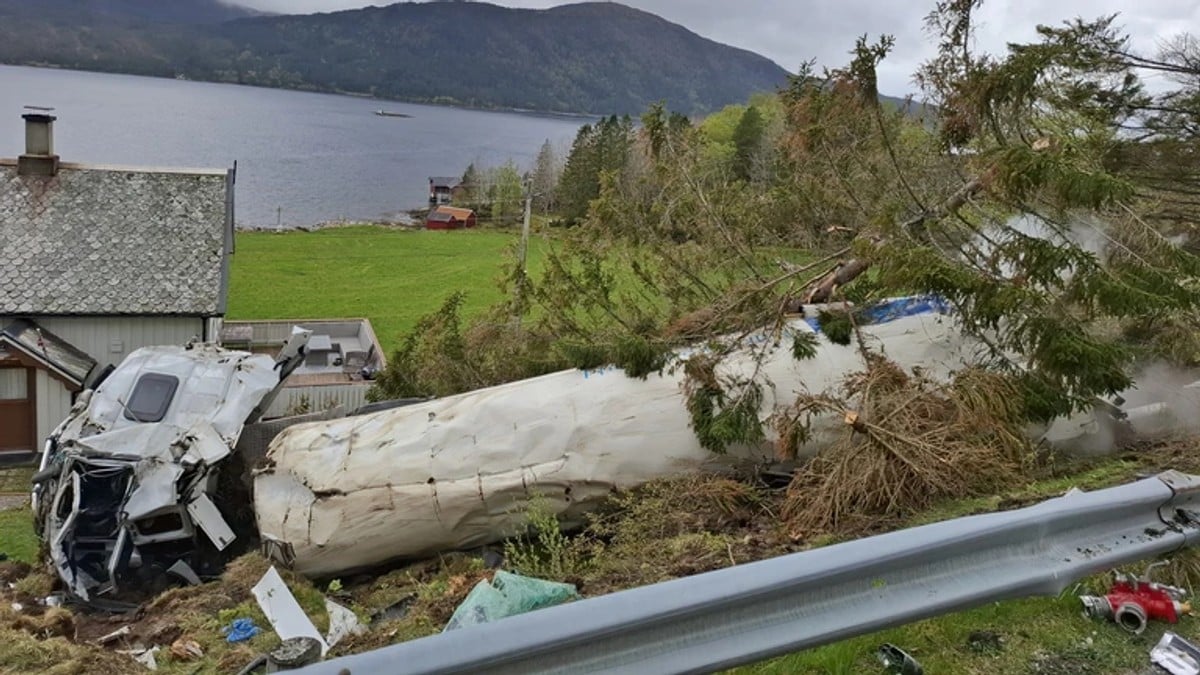 Tankbil av vegen, sjåfør alvorleg skada