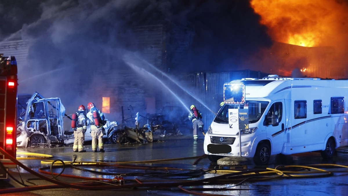 Flere bobiler er ødelagt av brann i Karmøy