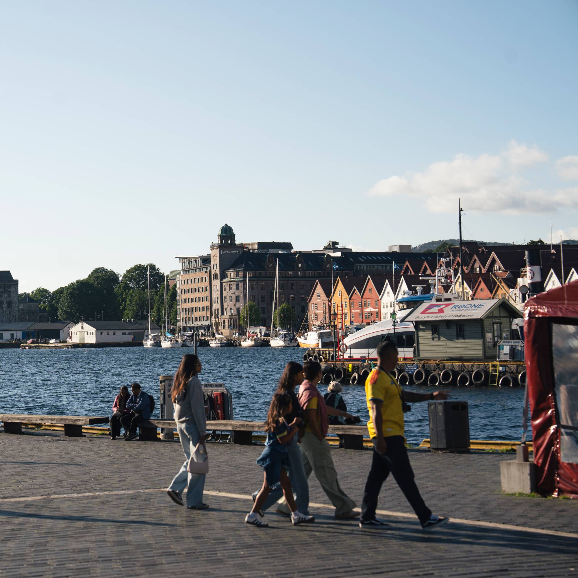 turistar på fisketorget i Bergen