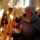 Foto: KACPER PEMPEL / Reuters Ukrainske Svitlana Skibina (62) fra Kharkiv tenner et lys i en ortodoks kirke i Warsawa.
