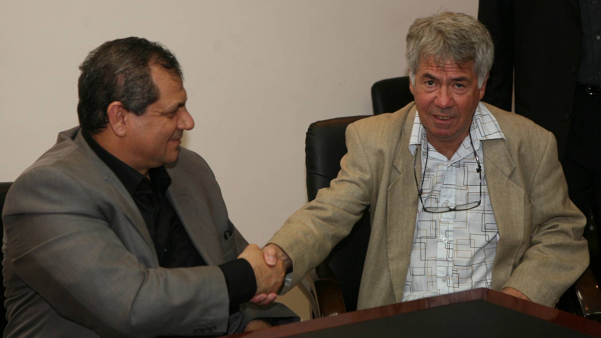 Egil Olsen Norways footbal (soccer) coach (R) meets with Hussein Mohammad President of the Iraqi Football Fedration AFC in Amman May 19, 2007. Olsen is in negotiations with the AFC and the deal was postponed till August, Olsen told Reuters TV. REUTERS/Ali Jarekji (JORDAN)