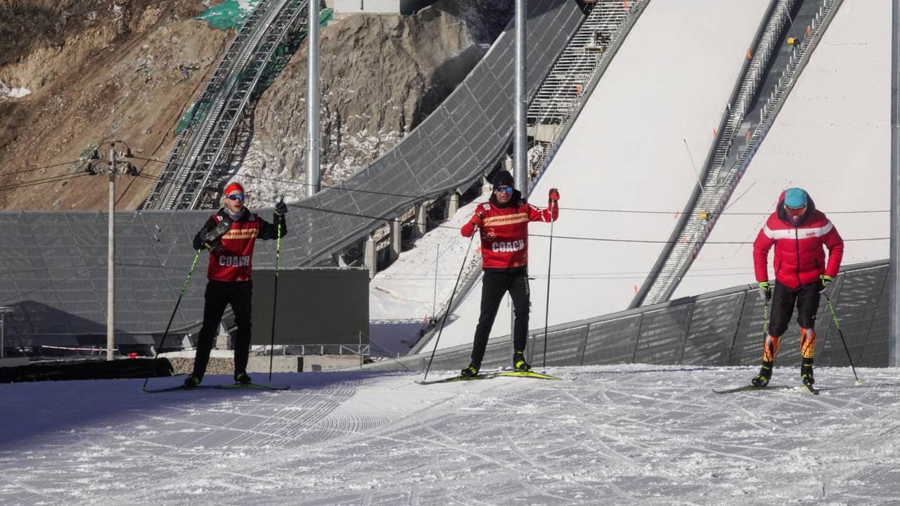 Ole Einar Bjørndalen tester utøvernes ski før konkurransen
