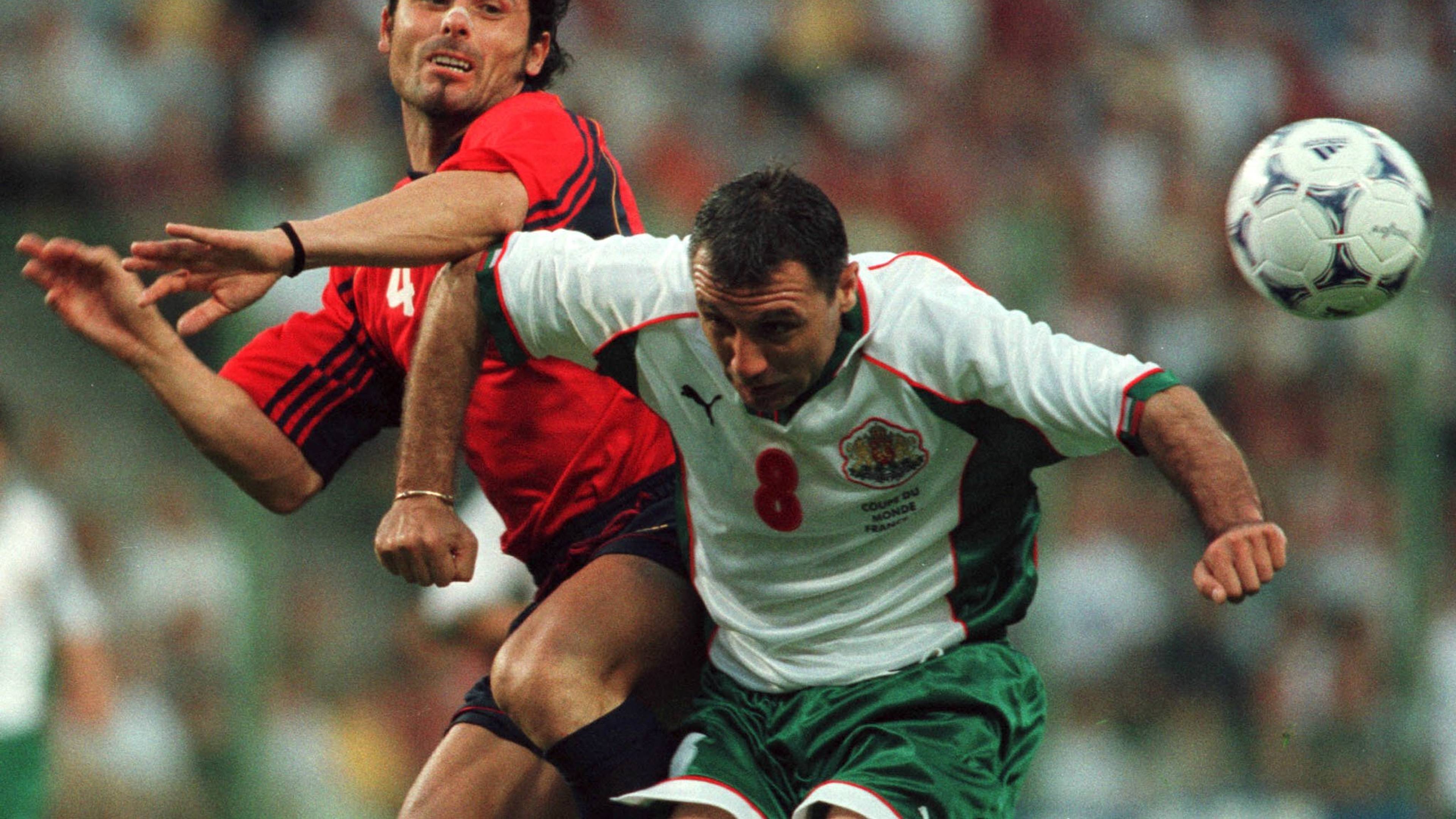Fotballspillere fra Spania og Bulgaria i duell om ballen under en kamp. (Bildebeskrivelsen er laget av en KI-tjeneste)