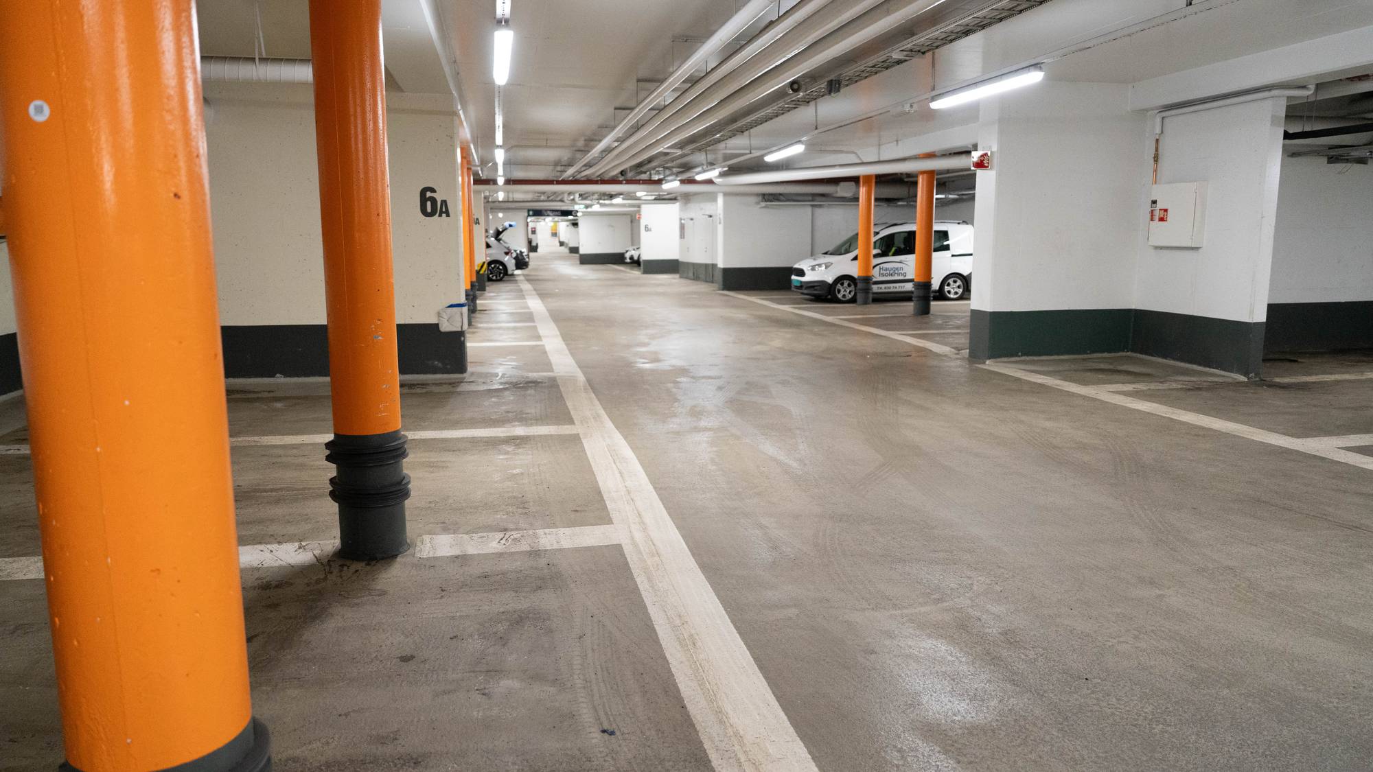 Et parkeringshus som kan tas i bruk som dekningsrom i tilfelle krig.