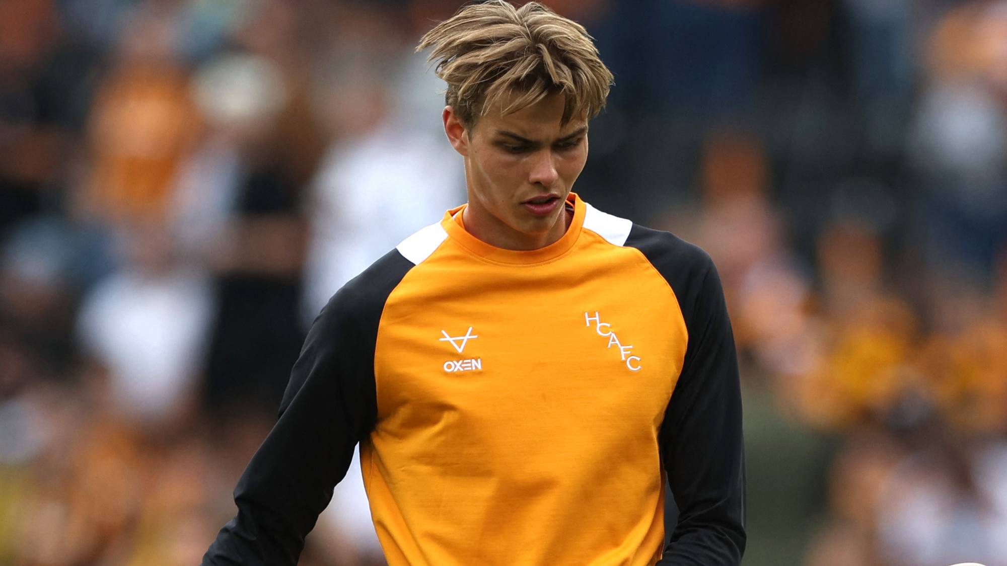 Jens Hjertø-Dahl trikser med ballen under oppvarming på en gressbane. (Bildebeskrivelsen er laget av en KI-tjeneste)