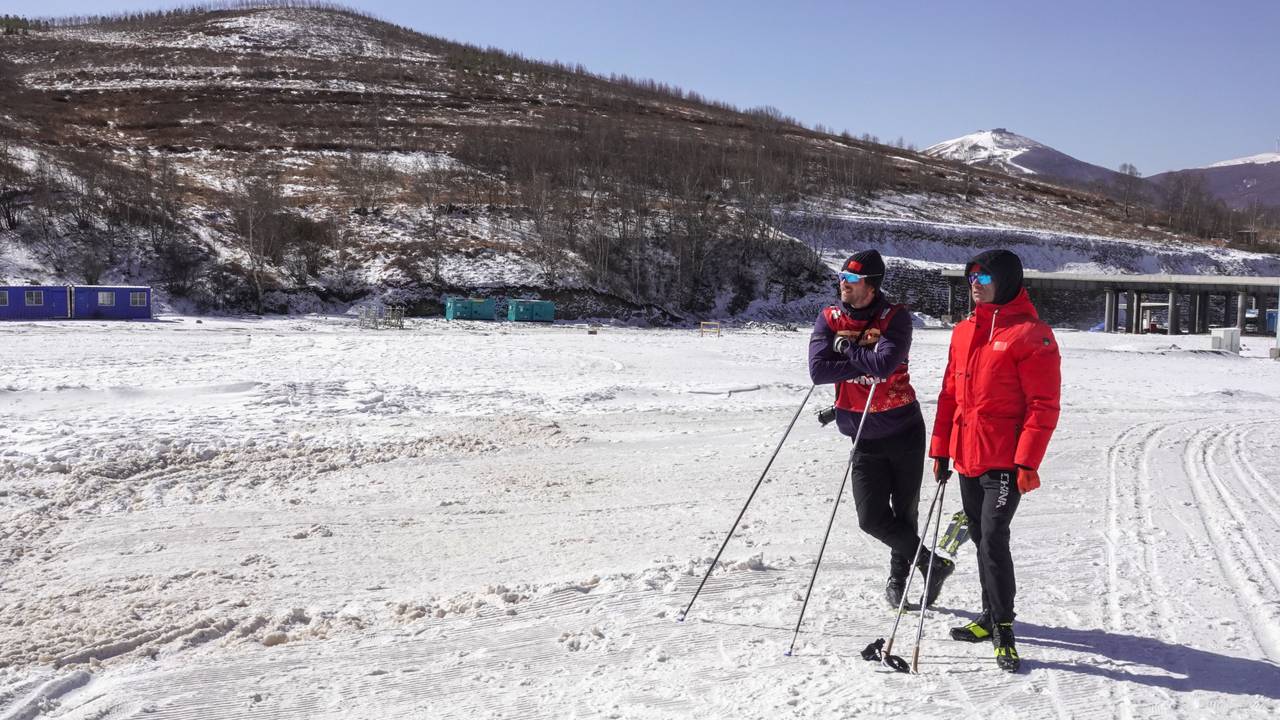 Ole Einar Bjørndalen og Magnus Frodahl observerer de kinesiske utøverne i skiskyting, kombinert og langrenn når de konkurrerer mot hverandre