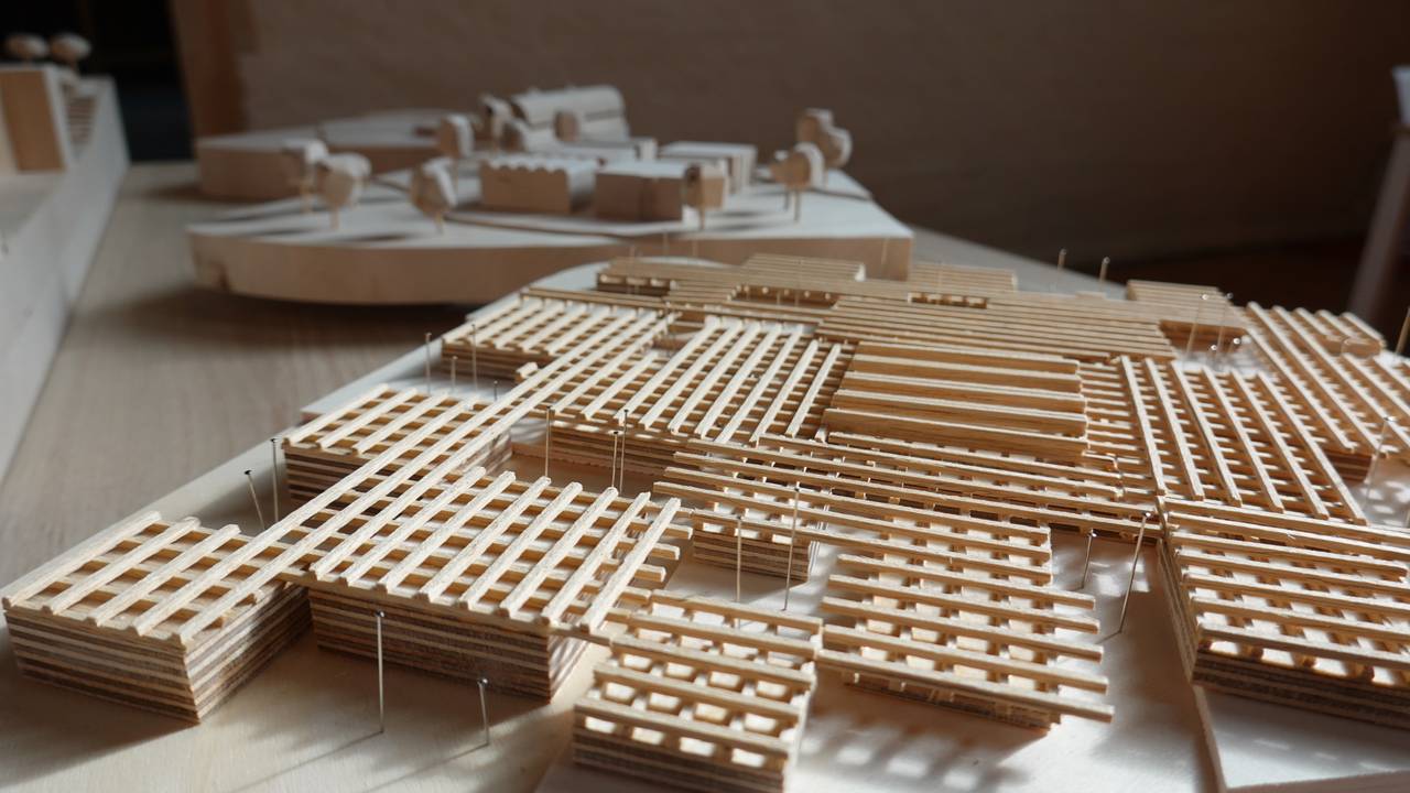 Arkitekturstudent Markus Bengtssons ide til et livsynsåpent bygg, der mange små og større rom som kan kombineres på ulike måter. Samlet under ett tak