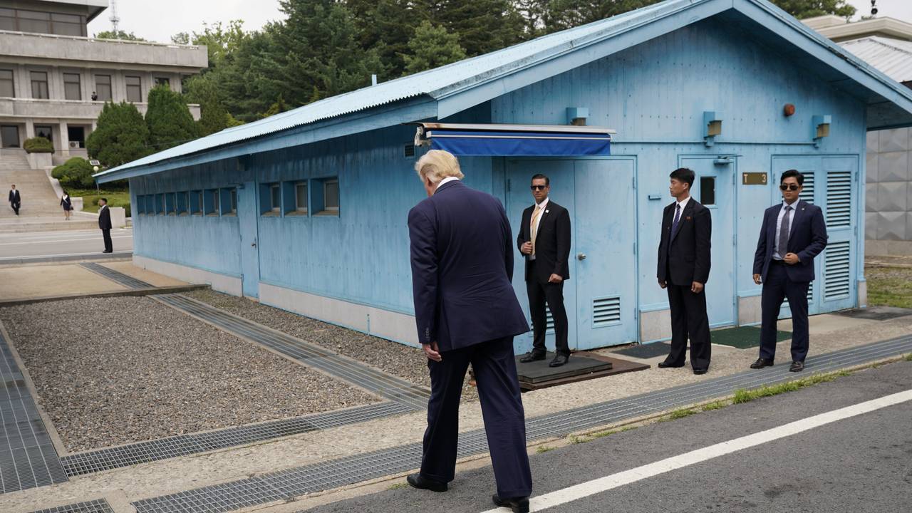 USAs president Donald Trump på vei mot grenselinjen mellom Nord- og Sør-Korea i Panmunjom