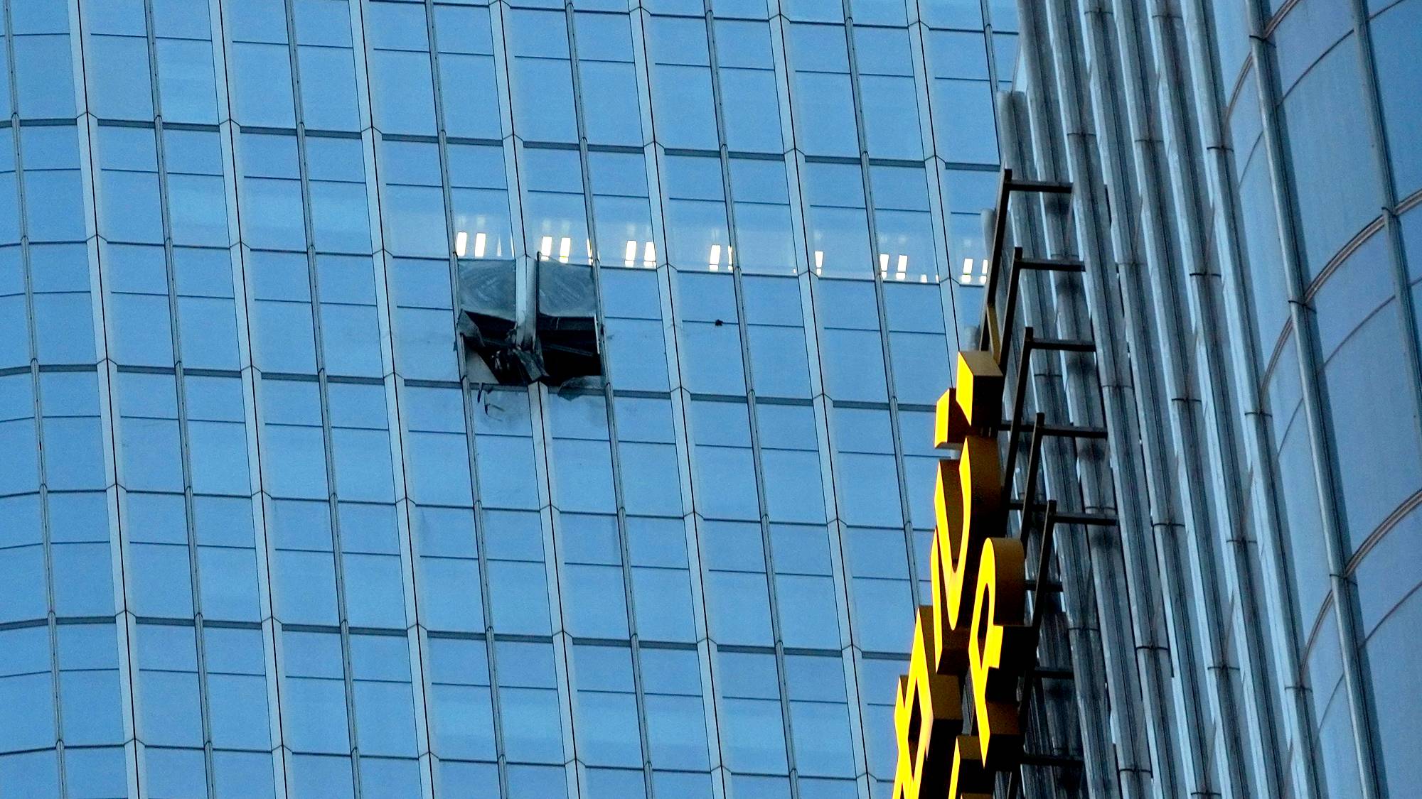 Skadet glassfasade på en kontorbygning med et knust vindusfelt. (Bildebeskrivelsen er laget av en KI-tjeneste)