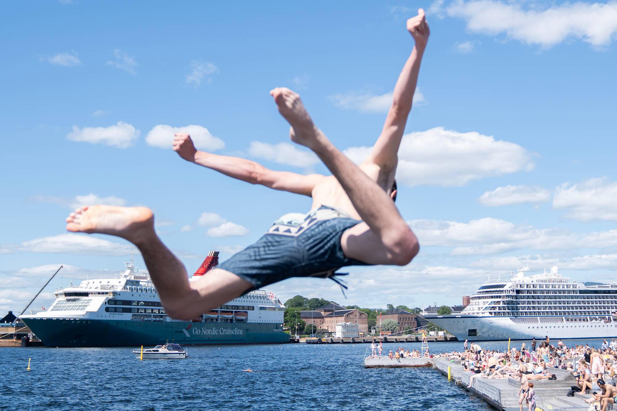 Gutt hopper i sjøen