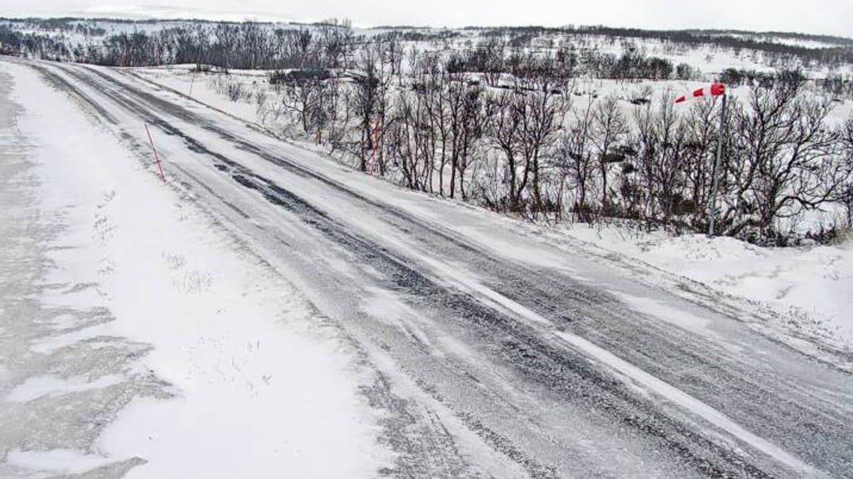 Glatte veier fører til utforkjøringer flere steder i landet