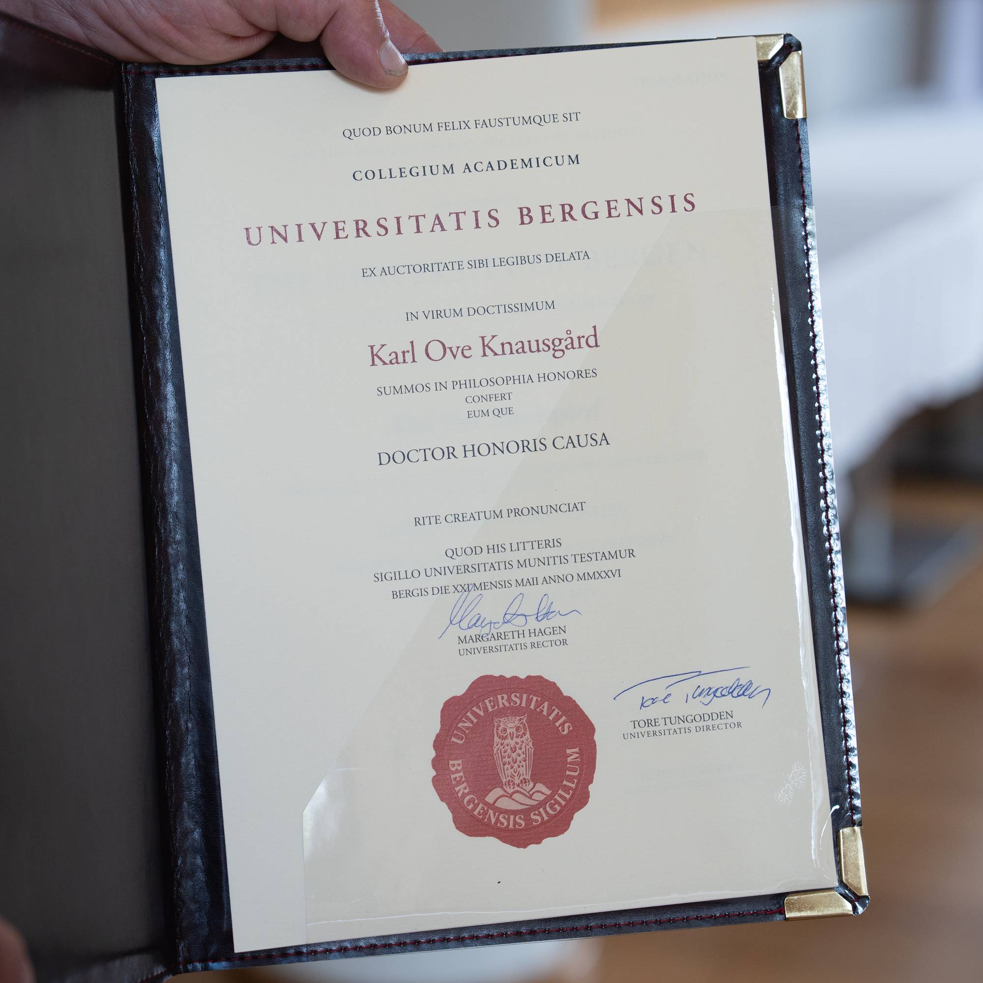 ein diplom som viser at knausgård er blitt æresdoktor ved uib