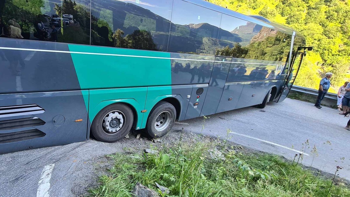 Buss fast i Ørnesvingane i Geiranger - måtte vente tre timer i kø