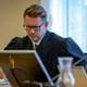 Foto: Tor Erik Schrøder / NTB Bildet viser en rettssal med en dommer og en tiltalt person. Dommeren, iført kappe og slips, sitter bak et bord med dataskjermer og papirer. Den tiltalte, med kort hår og grønn genser, sitter til høyre og ser mot dommeren. Omgivelsene er preget av naturlig lys som strømmer inn gjennom vinduer. (Bildebeskrivelsen er laget av en KI-tjeneste)