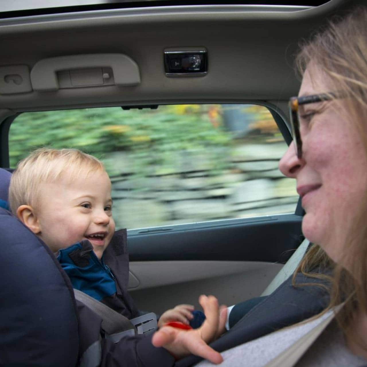 Magnus og mamma kjører bil