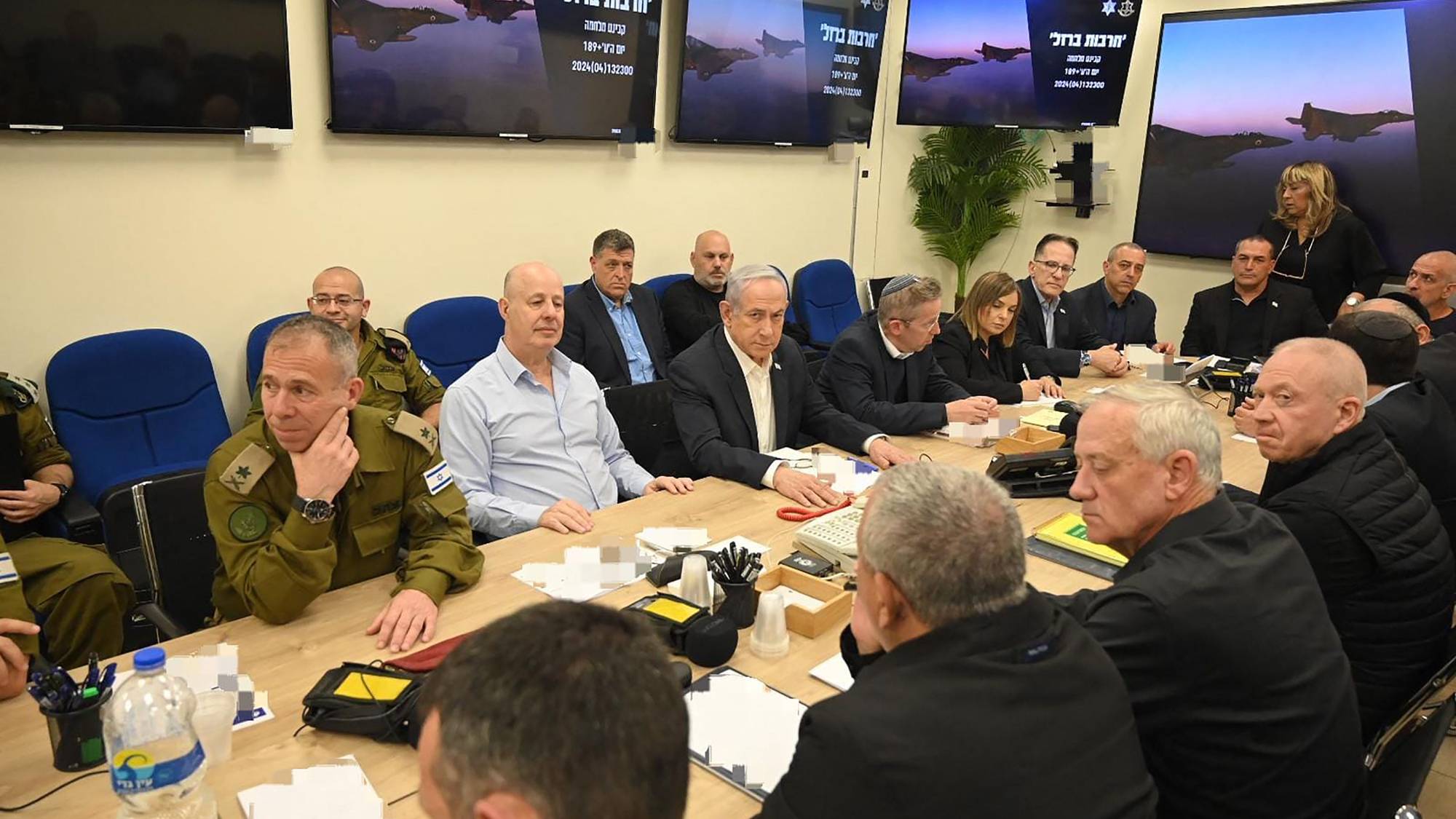 Bilde viser statsminister Netanyahu rundt et rundt bord med det israelske militæret i 2024 