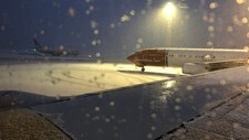 SNØPROBLEM: På Bergen lufthamn Flesland må rullebanen stengast med jamne mellomrom gjennom dagen på grunn av dei store snømengdene. 