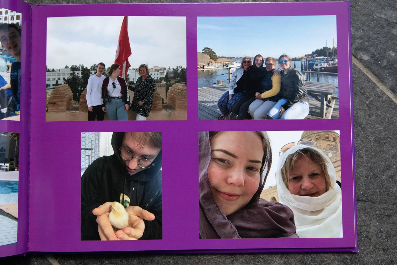En lilla side i et familiealbum viser fire bilder av familien på ferie.