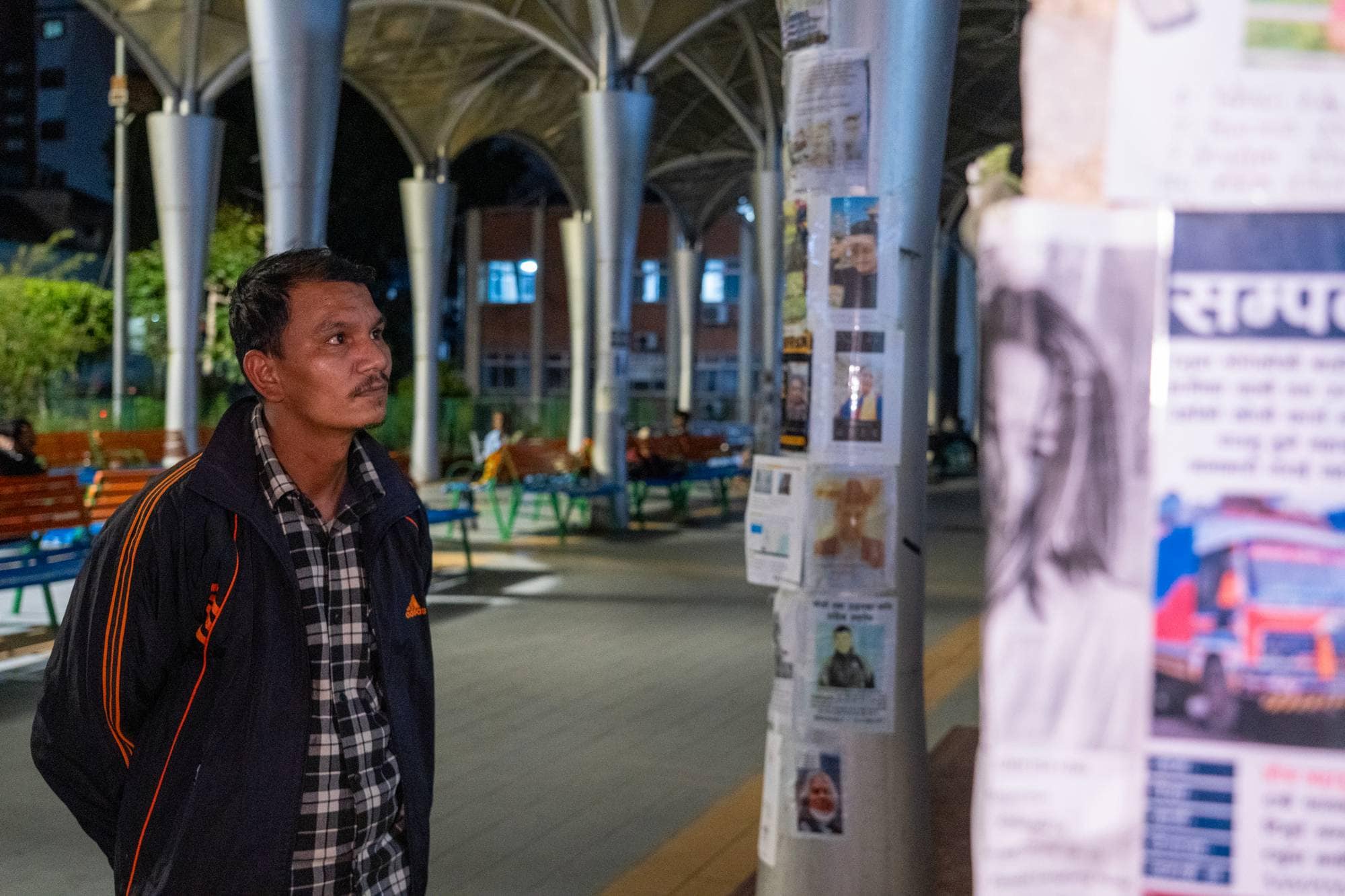 Folk foran savnede-plakater i Katmandu