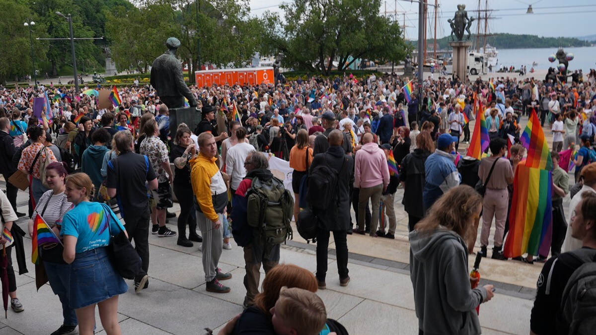 Folk trassar politiets råd: Tusenvis har samla seg på Rådhusplassen i Oslo