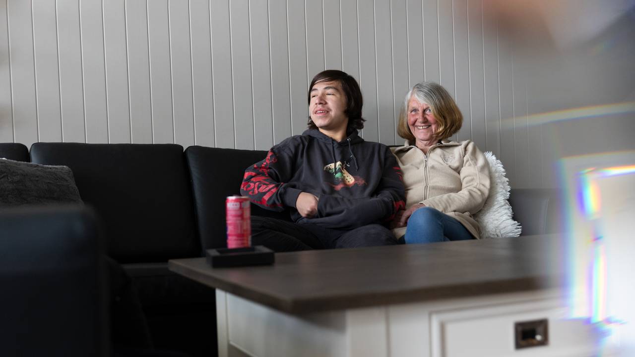 Else Mari og barnebarnet Jonas i sofaen