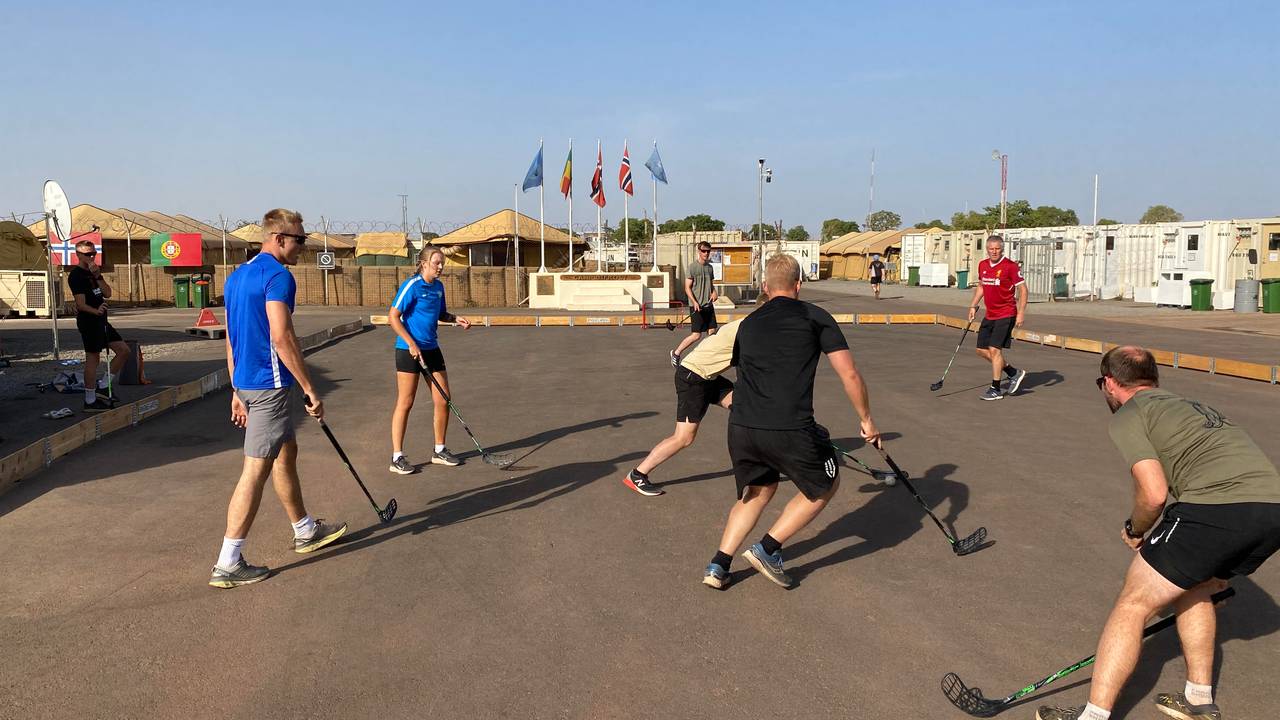 Den norske styrken holder til i leiren Bifrost utenfor Bamako. Her er det landhockey som spilles nærmest daglig.