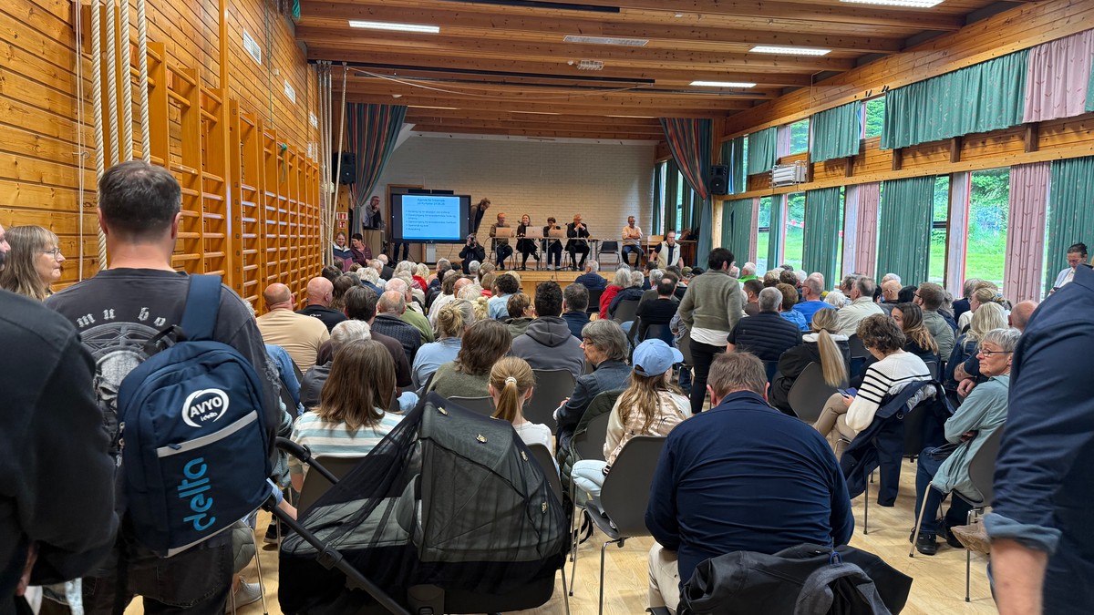Over 300 møtte opp på folkemøte etter vannskandale: Folk må stå utenfor