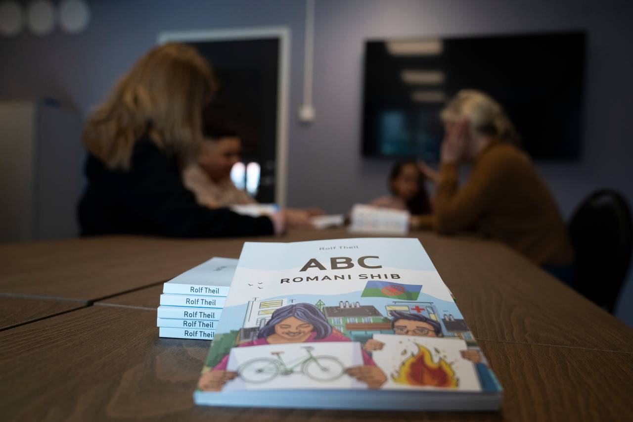 Minoritetsgruppen rom får nå sin første ABC-bok på sitt eget språk.