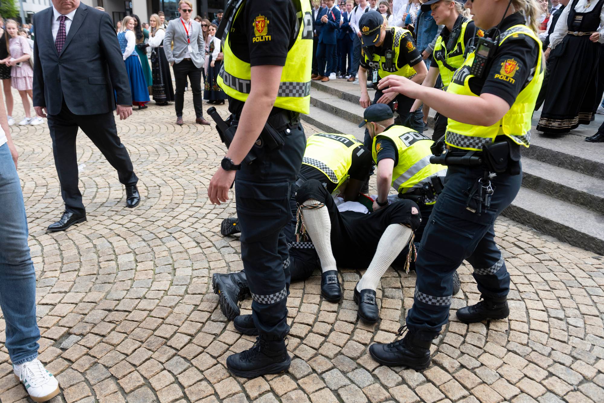 Mann i bunad lagt i bakken av politiet på 17. mai