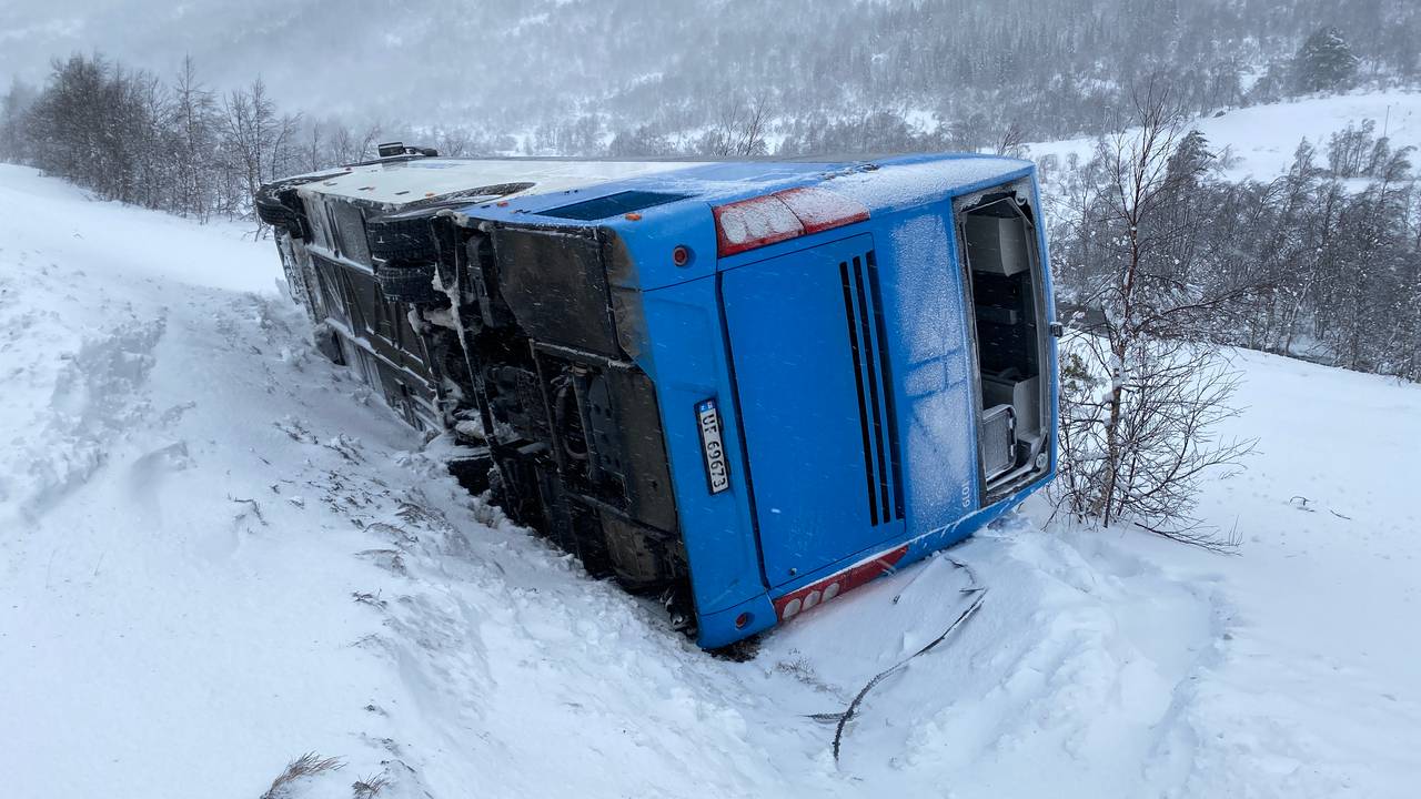buss og brøytebil velt